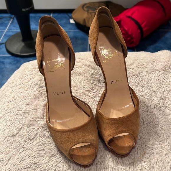 Christian Louboutin- Peep toe.